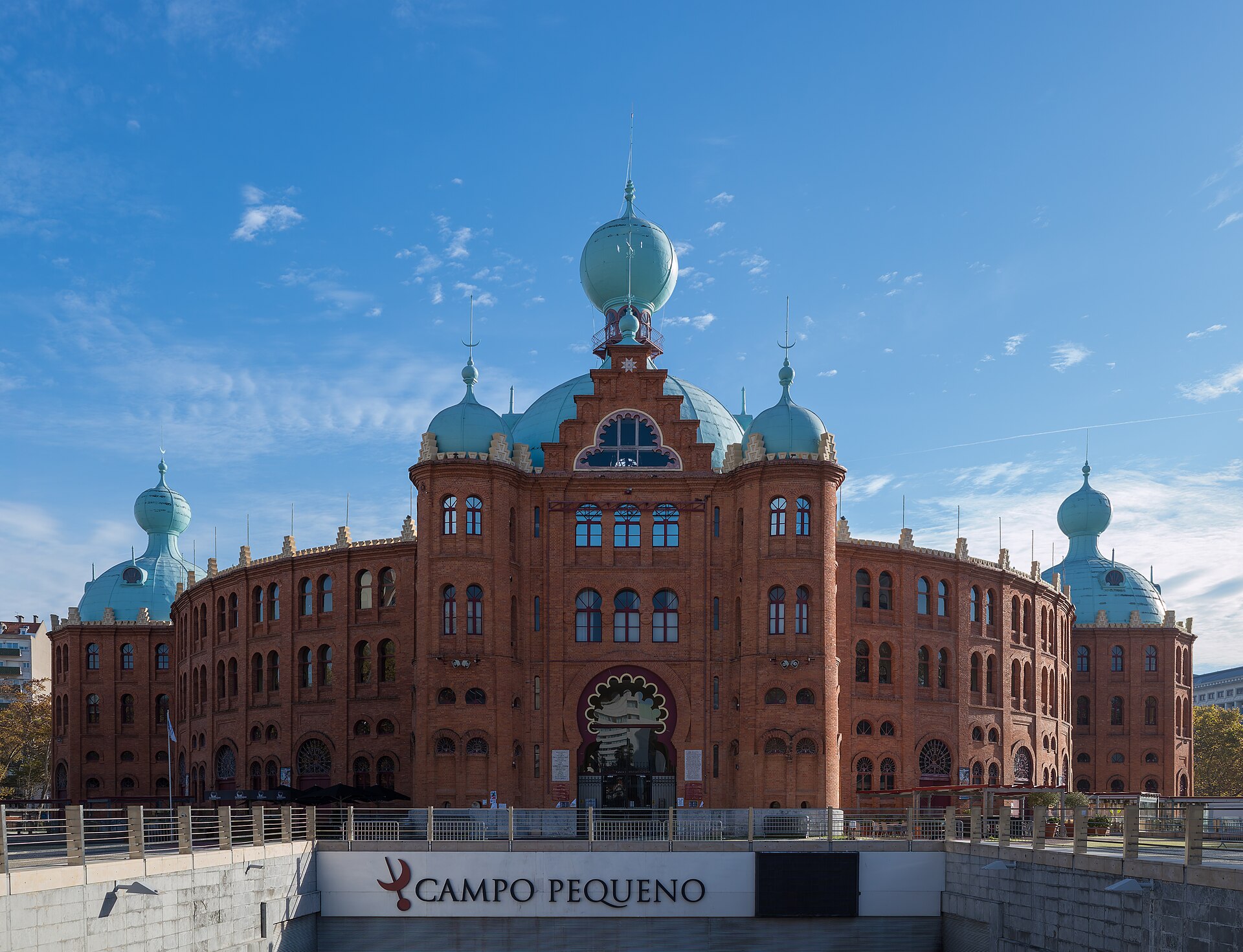 Main façade of Campo Pequeno