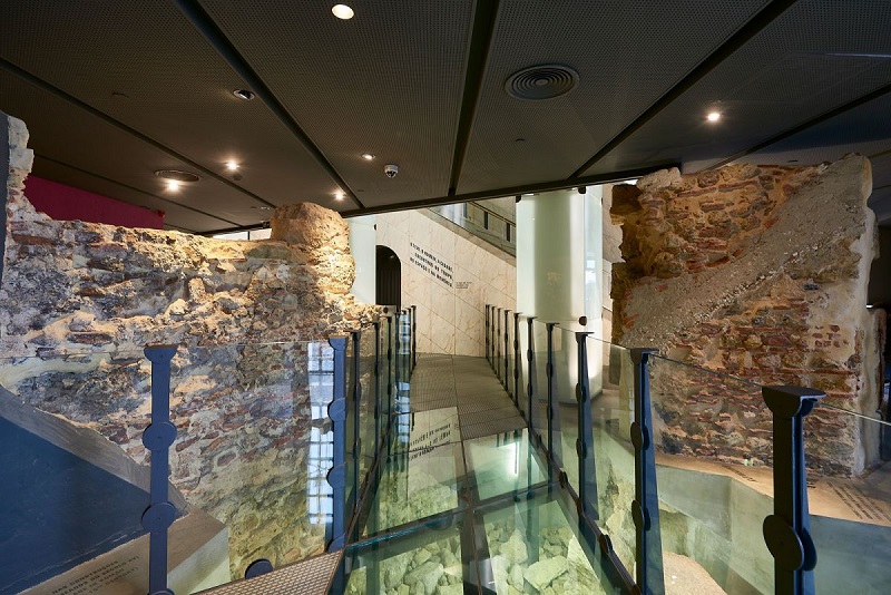 Archaeological remains inside Casa dos Bicos