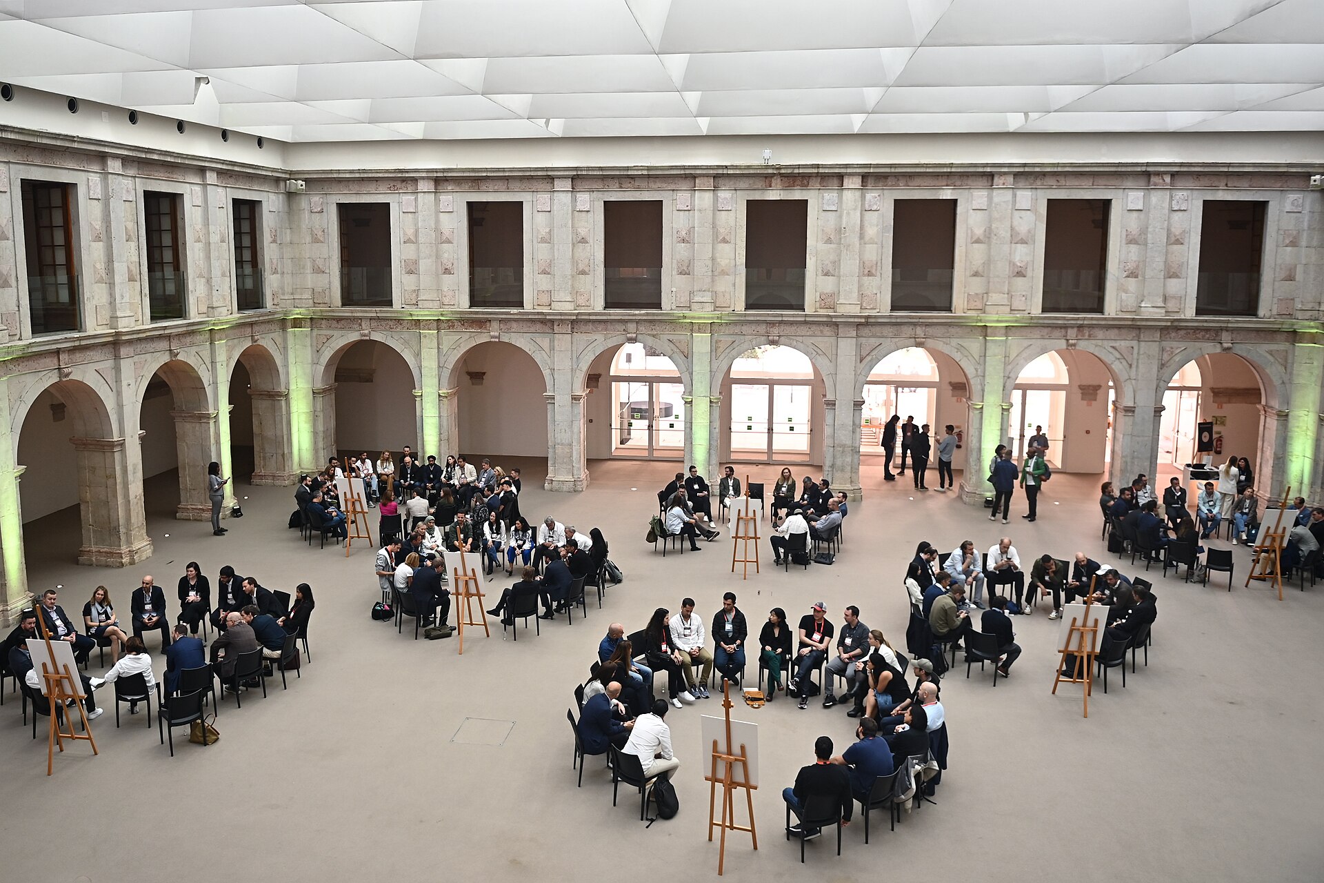 Claustro reabilitado do Convento do Beato com participantes