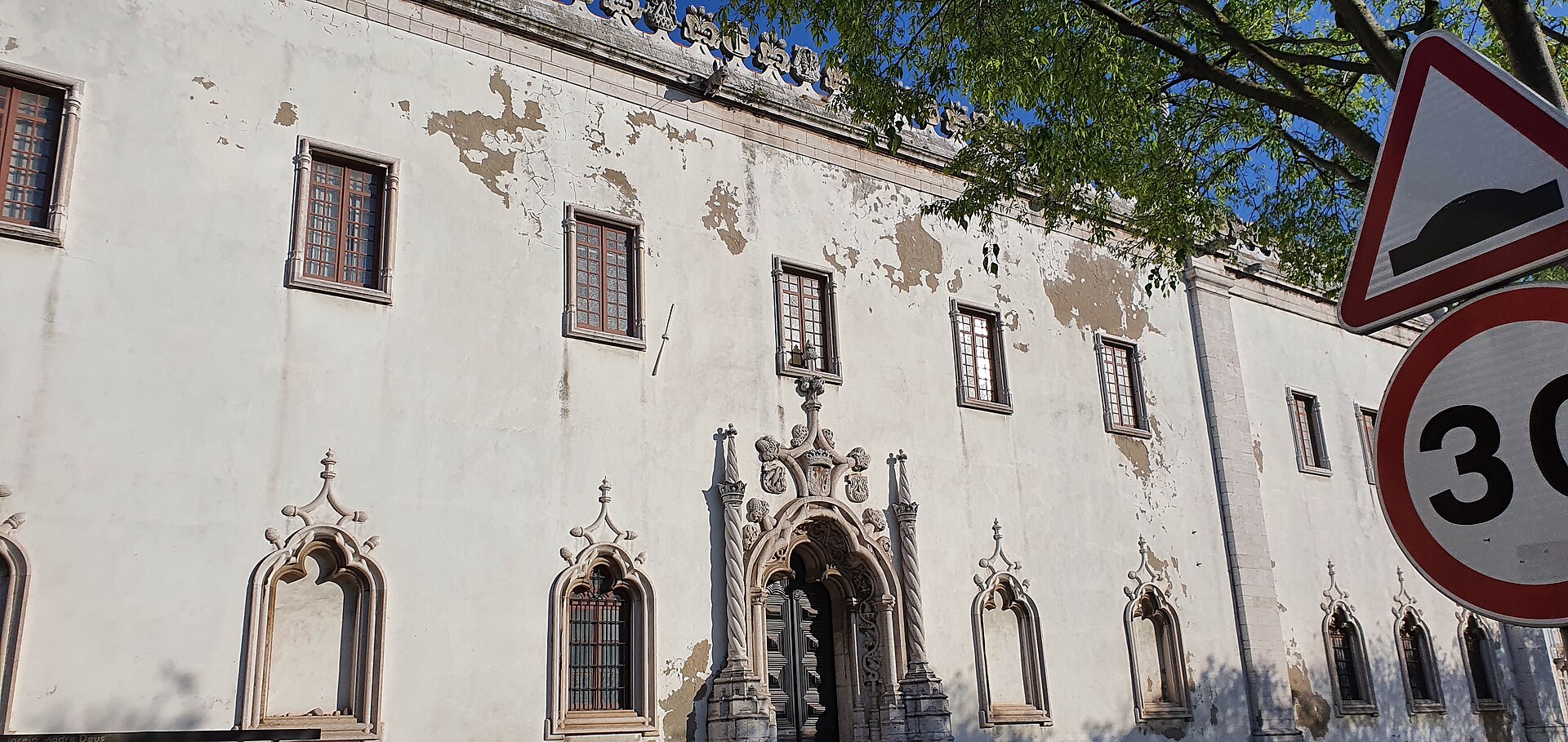 Entrance and façade of Madre de Deus Convent