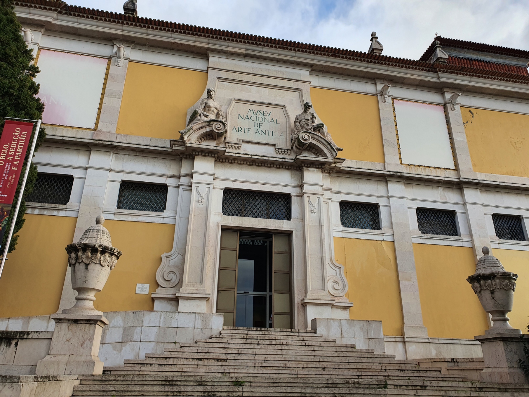Alvor Palace and museum on Janelas Verdes