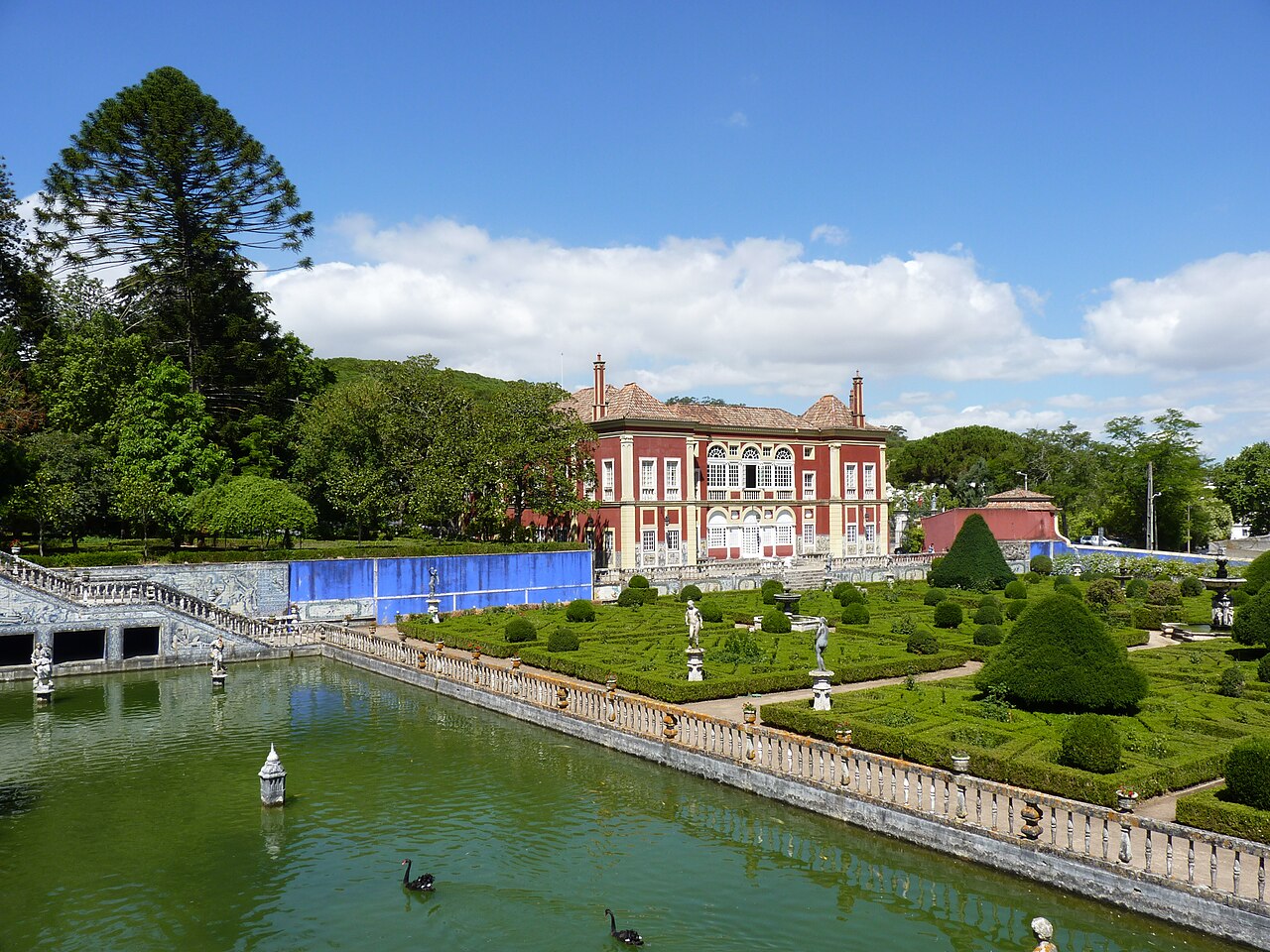 Fronteira Palace, garden and pool