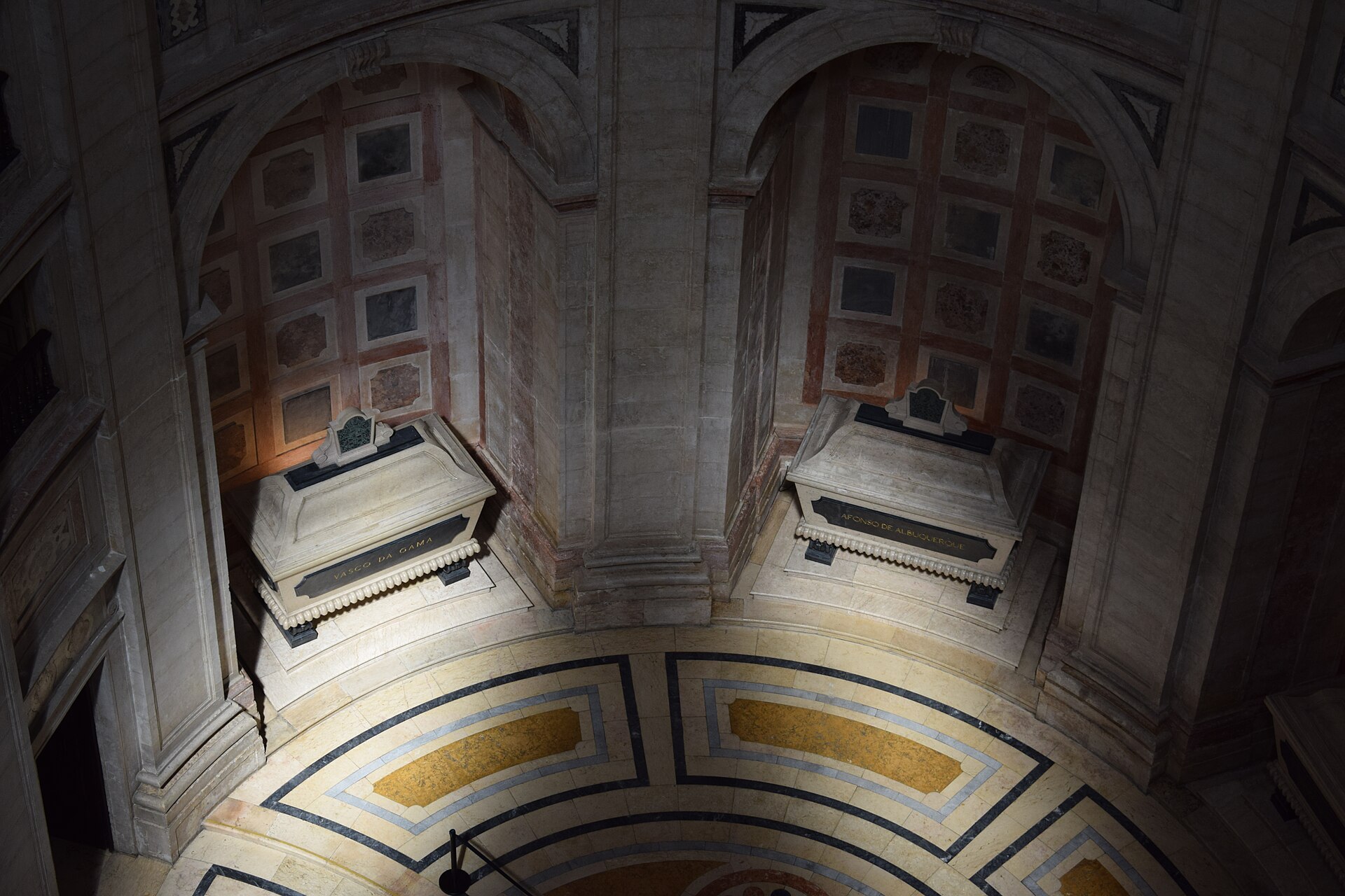 Cenotaphs and geometric floor inside the Pantheon