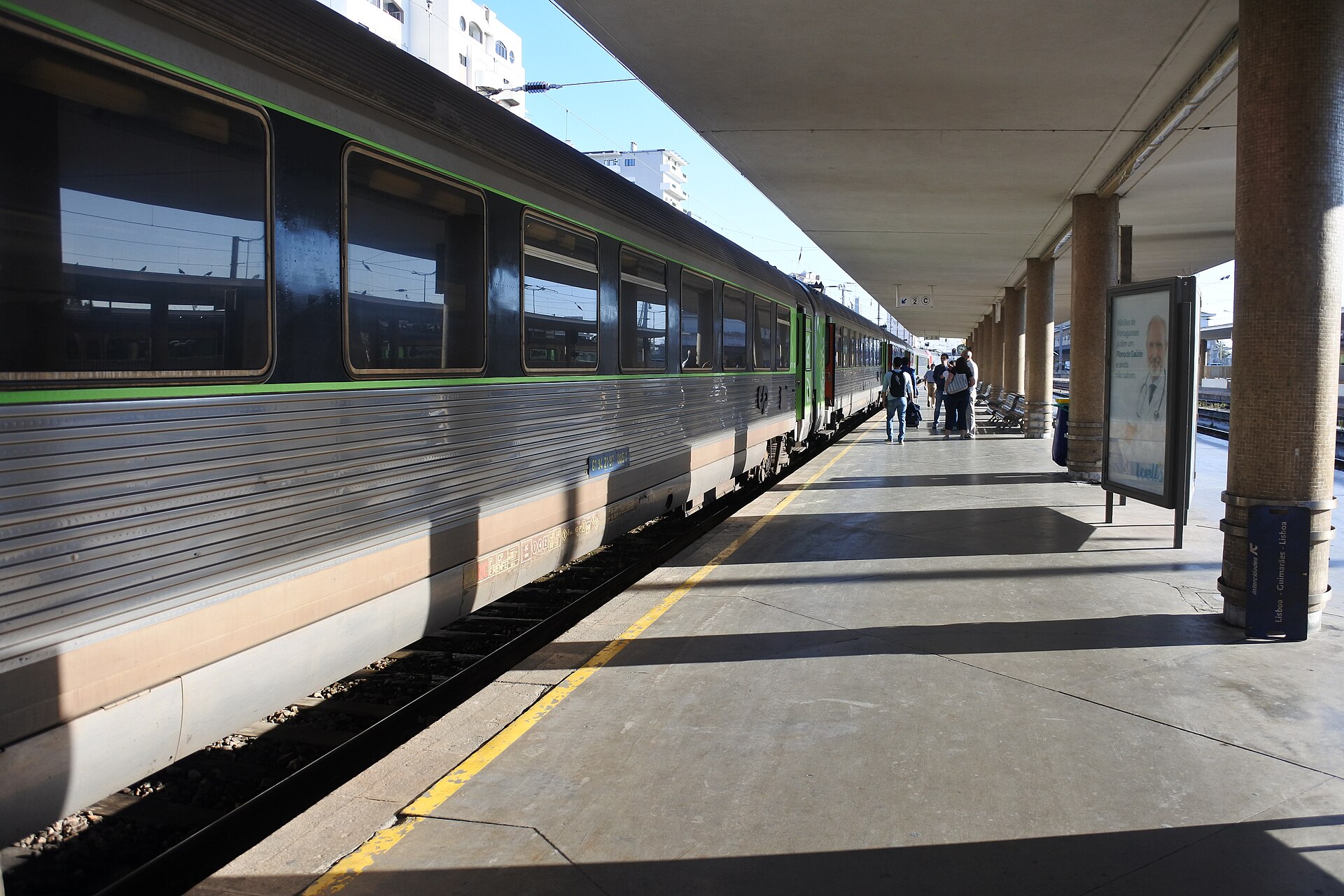 Train and passengers on a Santa Apolónia platform