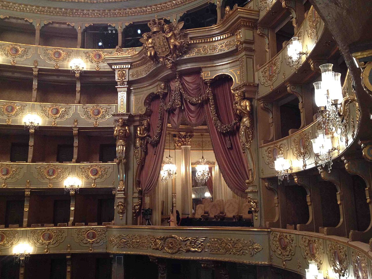 Elliptical auditorium of São Carlos Theatre